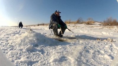 Зимняя рыбалка на реке