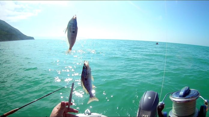 рыбалка на берегу черного моря